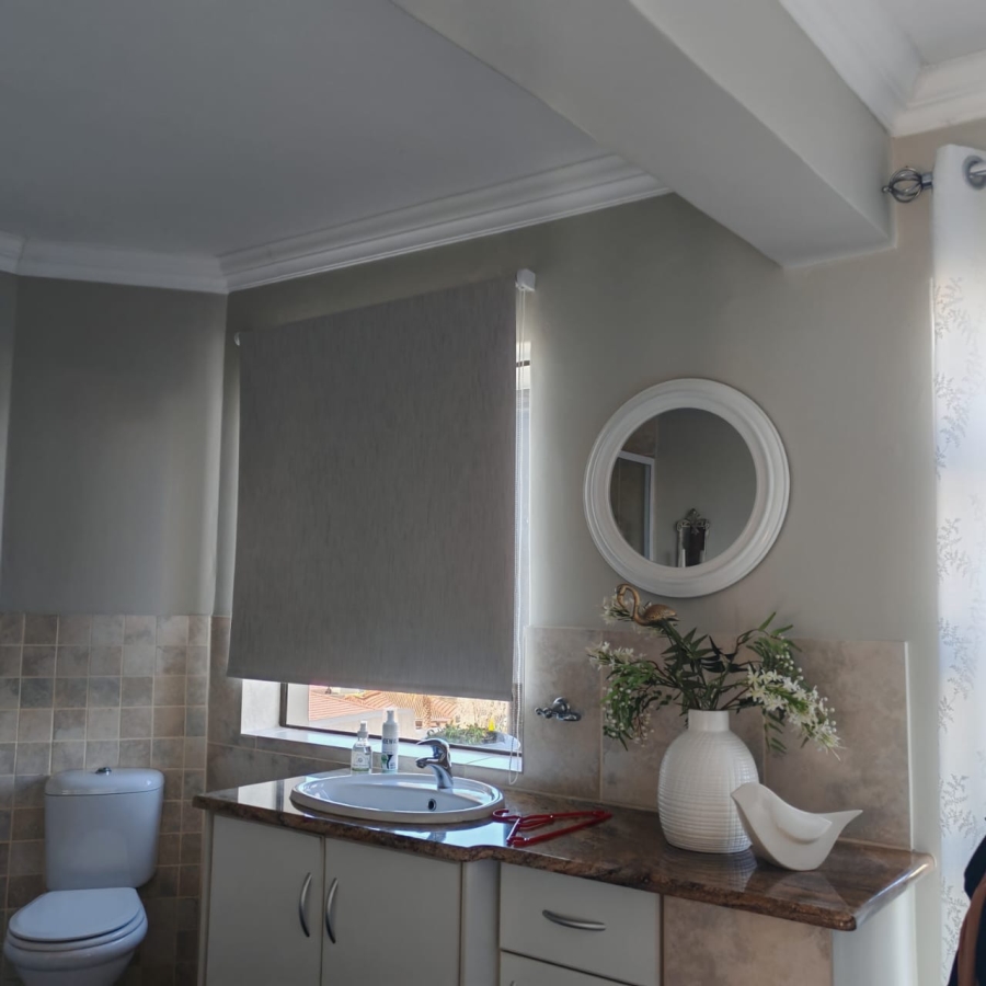 5 Bedroom Property for Sale in Avonddans Western Cape